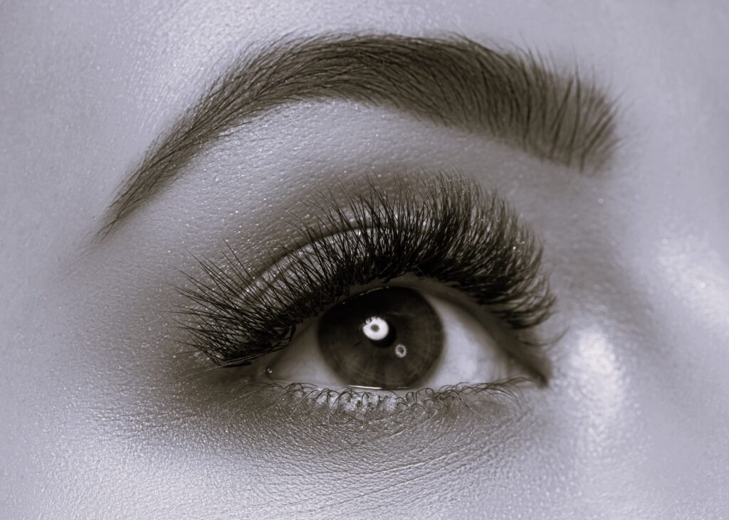 Beau regard de femme ayant effectué un rehaussement des cils et une restructuration de sourcils